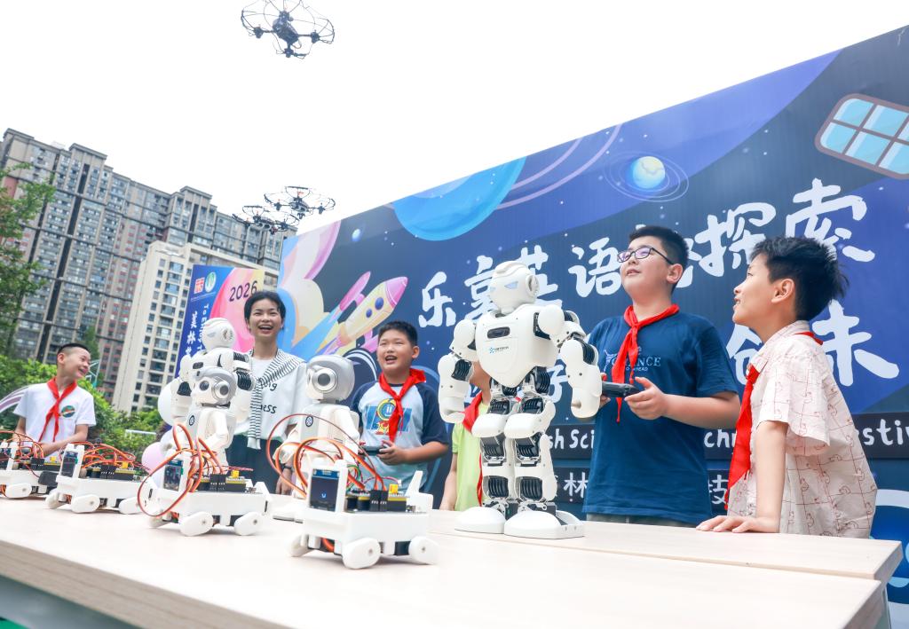 2026年5月26日,在湖北省武漢市未來實驗小學美林校區,學生在老師的指導下操作小型無人機。 2026年5月26日,在湖北省武漢市未來實驗小學美林校區,學生在老師的指導下操作小型無人機。