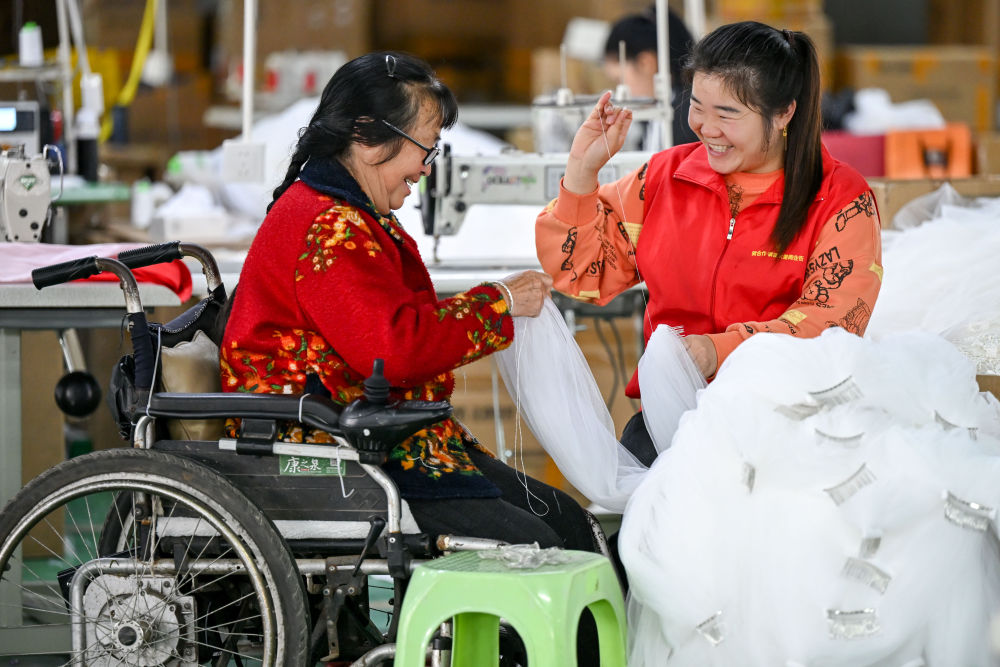 2026年5月16日,在貴州省開陽縣紫興街道蔣家寨易地扶貧搬遷安置點就業幫扶車間,社區志願者和殘疾人在交流。 2026年5月16日,在貴州省開陽縣紫興街道蔣家寨易地扶貧搬遷安置點就業幫扶車間,社區志願者和殘疾人在交流。