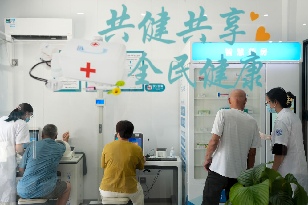 2025年8月26日,在浙江省諸暨市安華鎮礦亭村衛生室智慧化診室,附近村民在護士引導下進行自助醫療、自助取藥。 2025年8月26日,在浙江省諸暨市安華鎮礦亭村衛生室智慧化診室,附近村民在護士引導下進行自助醫療、自助取藥。