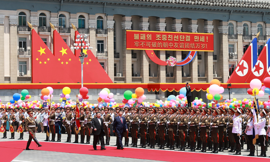 當地時間6月8日中午,朝鮮勞動黨總書記、國務委員長金正恩在平壤金日成廣場為中共中央總書記、國家主席習近平舉行盛大歡迎儀式。這是習近平在金正恩陪同下,檢閱朝鮮人民軍三軍儀仗隊。 當地時間6月8日中午,朝鮮勞動黨總書記、國務委員長金正恩在平壤金日成廣場為中共中央總書記、國家主席習近平舉行盛大歡迎儀式。這是習近平在金正恩陪同下,檢閱朝鮮人民軍三軍儀仗隊。