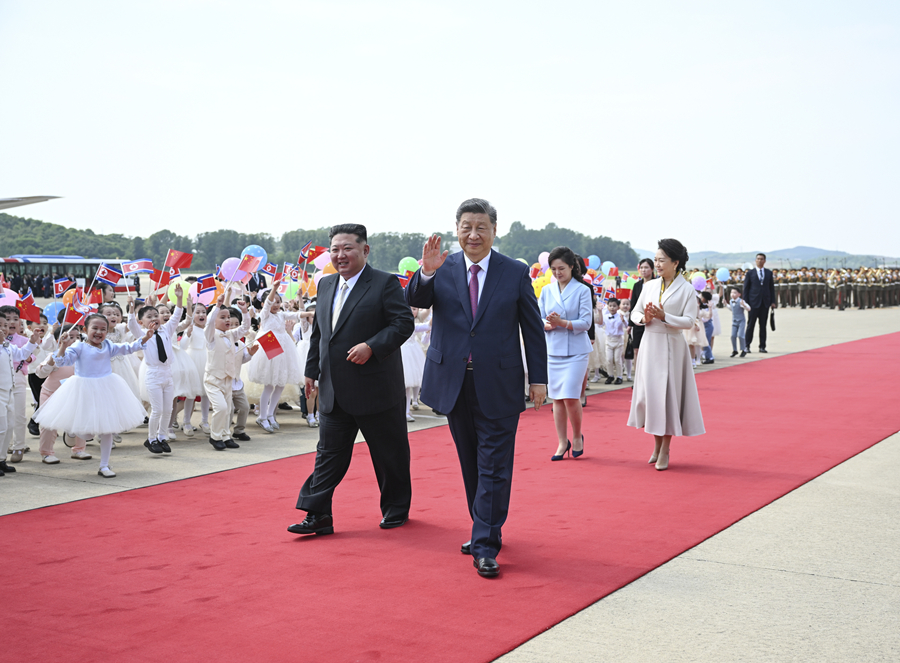 當地時間6月9日下午,中共中央總書記、國家主席習近平結束對朝鮮的國事訪問離開平壤。朝鮮勞動黨總書記、國務委員長金正恩和夫人李雪主到機場送行,為習近平和夫人彭麗媛舉行隆重的歡送儀式。 當地時間6月9日下午,中共中央總書記、國家主席習近平結束對朝鮮的國事訪問離開平壤。朝鮮勞動黨總書記、國務委員長金正恩和夫人李雪主到機場送行,為習近平和夫人彭麗媛舉行隆重的歡送儀式。