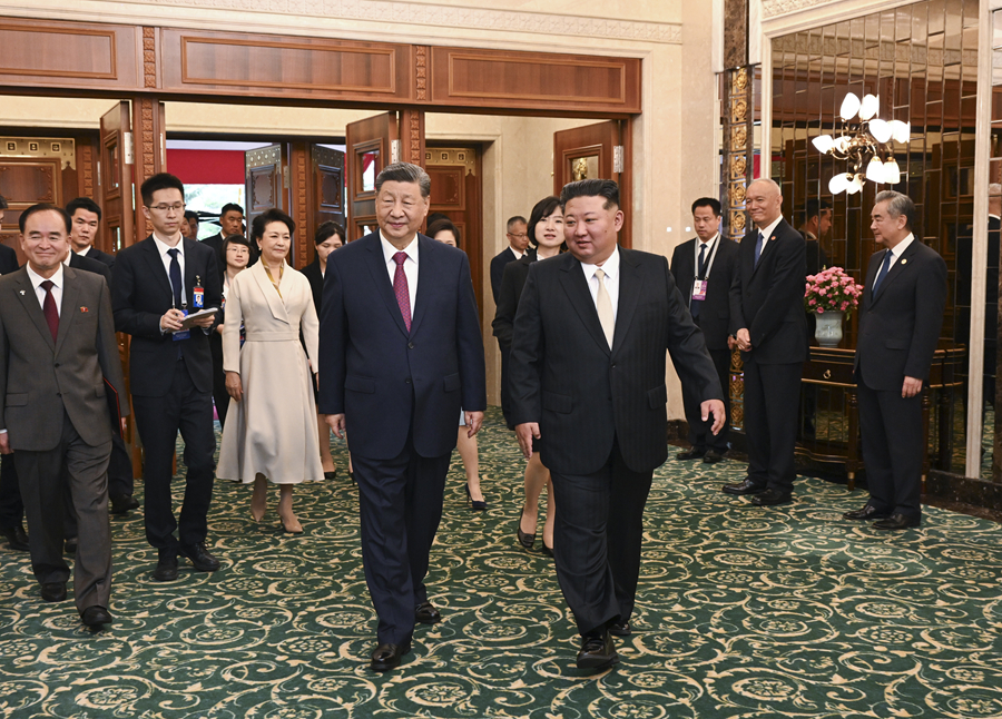 當地時間6月9日,中共中央總書記、國家主席習近平和夫人彭麗媛在平壤錦繡山迎賓館出席朝鮮勞動黨總書記、國務委員長金正恩和夫人李雪主舉行的小範圍午宴。 當地時間6月9日,中共中央總書記、國家主席習近平和夫人彭麗媛在平壤錦繡山迎賓館出席朝鮮勞動黨總書記、國務委員長金正恩和夫人李雪主舉行的小範圍午宴。