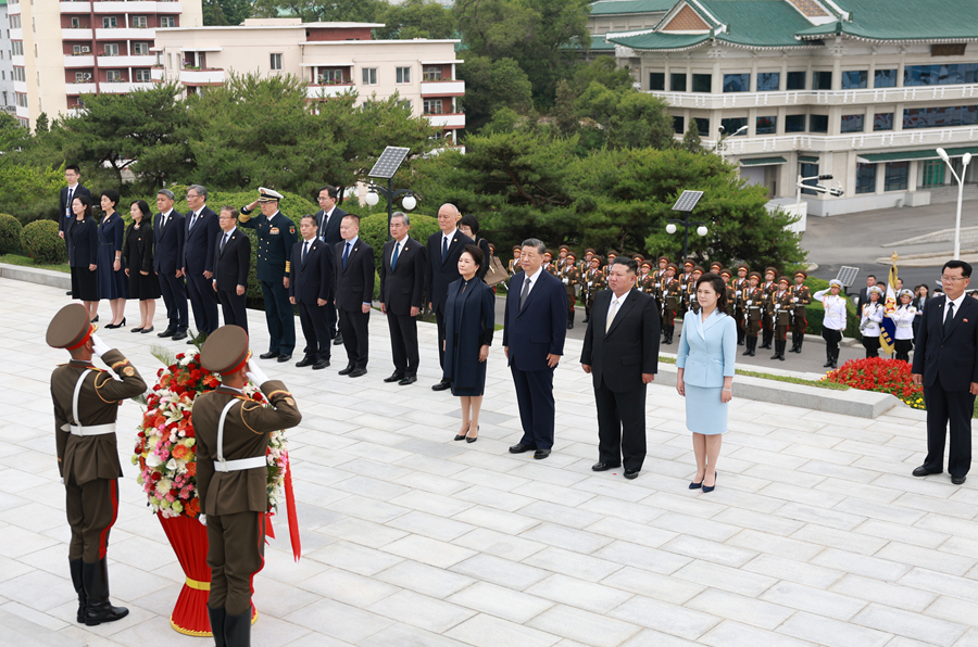 當地時間6月9日上午,正在朝鮮進行國事訪問的中共中央總書記、國家主席習近平和夫人彭麗媛參謁中朝友誼塔。朝鮮勞動黨總書記、國務委員長金正恩和夫人李雪主陪同。 當地時間6月9日上午,正在朝鮮進行國事訪問的中共中央總書記、國家主席習近平和夫人彭麗媛參謁中朝友誼塔。朝鮮勞動黨總書記、國務委員長金正恩和夫人李雪主陪同。