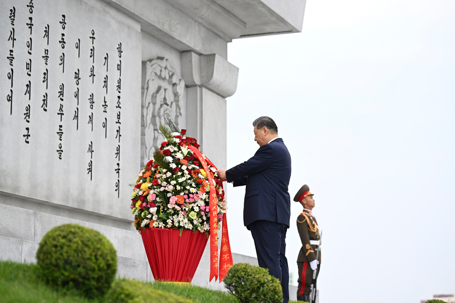 當地時間6月9日上午,正在朝鮮進行國事訪問的中共中央總書記、國家主席習近平和夫人彭麗媛參謁中朝友誼塔。朝鮮勞動黨總書記、國務委員長金正恩和夫人李雪主陪同。這是習近平整理花籃緞帶。 當地時間6月9日上午,正在朝鮮進行國事訪問的中共中央總書記、國家主席習近平和夫人彭麗媛參謁中朝友誼塔。朝鮮勞動黨總書記、國務委員長金正恩和夫人李雪主陪同。這是習近平整理花籃緞帶。