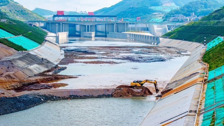這是2026年6月3日拍攝的廣西平陸運河馬道樞紐充水現場(無人機照片)。 這是2026年6月3日拍攝的廣西平陸運河馬道樞紐充水現場(無人機照片)。
