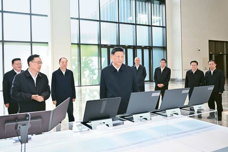 2025年11月7日至8日,中共中央總書記、國家主席、中央軍委主席習近平在廣東考察。這是8日上午,習近平在廣州察看廣東科技創新和産業創新融合發展成果展示。 2025年11月7日至8日,中共中央總書記、國家主席、中央軍委主席習近平在廣東考察。這是8日上午,習近平在廣州察看廣東科技創新和産業創新融合發展成果展示。