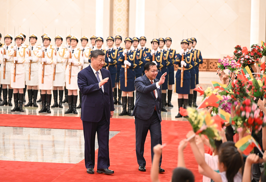 6月16日上午,國家主席習近平在北京人民大會堂同來華進行國事訪問的緬甸總統敏昂萊舉行會談。這是會談前,習近平在人民大會堂北大廳為敏昂萊舉行歡迎儀式。 6月16日上午,國家主席習近平在北京人民大會堂同來華進行國事訪問的緬甸總統敏昂萊舉行會談。這是會談前,習近平在人民大會堂北大廳為敏昂萊舉行歡迎儀式。
