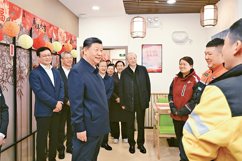 2026年2月9日至10日,中共中央總書記、國家主席、中央軍委主席習近平在北京考察並看望慰問基層幹部群眾。這是10日上午,習近平在西城區新街口街道父母食堂考察時,同在這裡休息的快遞小哥親切交流。 2026年2月9日至10日,中共中央總書記、國家主席、中央軍委主席習近平在北京考察並看望慰問基層幹部群眾。這是10日上午,習近平在西城區新街口街道父母食堂考察時,同在這裡休息的快遞小哥親切交流。