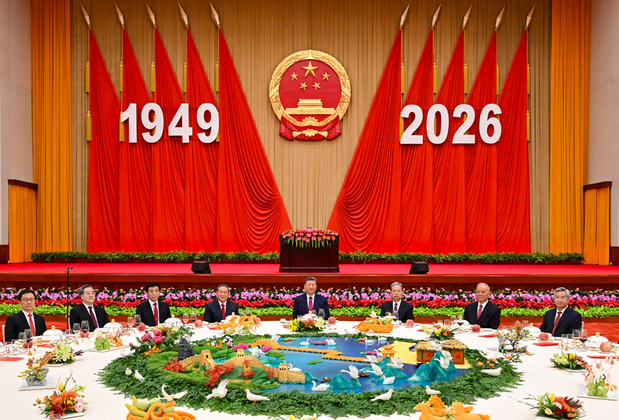9月30日晚,慶祝中華人民共和國成立77週年招待會在北京人民大會堂舉行。習近平、李強、趙樂際、王滬寧、蔡奇、丁薛祥、李希、韓正等黨和國家領導人與中外人士歡聚一堂,共慶中華人民共和國華誕。 9月30日晚,慶祝中華人民共和國成立77週年招待會在北京人民大會堂舉行。習近平、李強、趙樂際、王滬寧、蔡奇、丁薛祥、李希、韓正等黨和國家領導人與中外人士歡聚一堂,共慶中華人民共和國華誕。