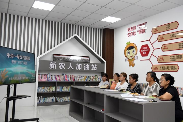 2026年7月5日,在山東省德州市夏津縣香趙莊鎮黨建綜合陣地新農人加油站,新農人在看學習視頻。夏津縣創新搭建城區四級黨群陣地,推動幹部、人員、便民服務“三下沉”,全域建成步行十分鐘可達、功能整合、上下聯動的黨群服務體系。 2026年7月5日,在山東省德州市夏津縣香趙莊鎮黨建綜合陣地新農人加油站,新農人在看學習視頻。夏津縣創新搭建城區四級黨群陣地,推動幹部、人員、便民服務“三下沉”,全域建成步行十分鐘可達、功能整合、上下聯動的黨群服務體系。