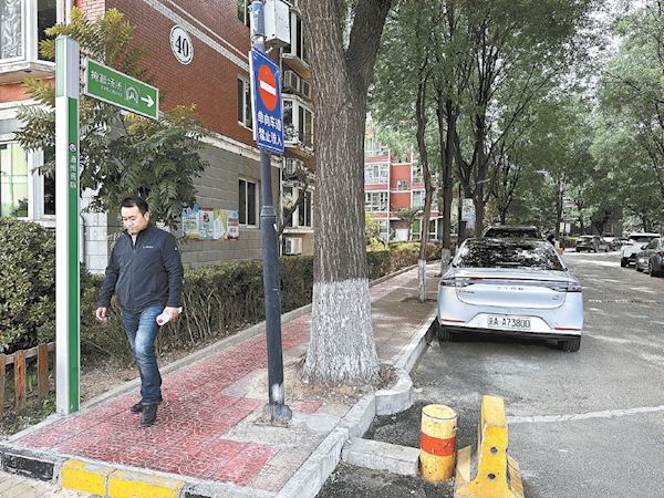 小區內通過調整綠化帶的寬度,增加了新的停車空間。 小區內通過調整綠化帶的寬度,增加了新的停車空間。