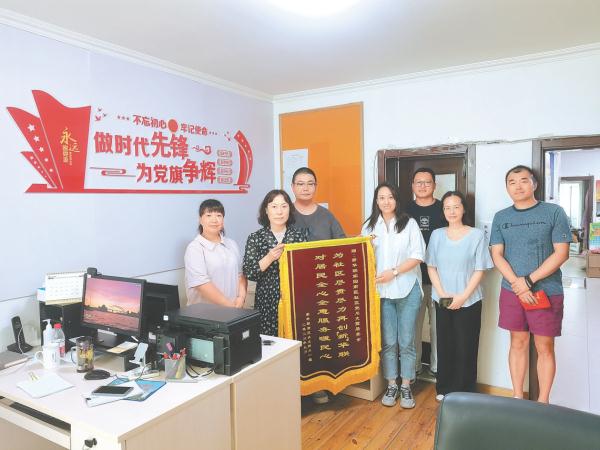 居民為社區送來錦旗表示感謝。 居民為社區送來錦旗表示感謝。