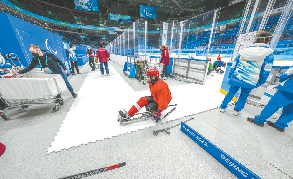 在殘奧冰球比賽的舉辦場地國家體育館內，運動員出入更衣室的地面鋪設了倣真冰面，方便運動員直接穿著輔助器具出入。