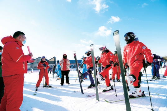2021年12月18日在北京石京龍滑雪場舉辦第八屆北京市民快樂冰雪季系列活動冰雪嘉年華－滑雪公益課板塊