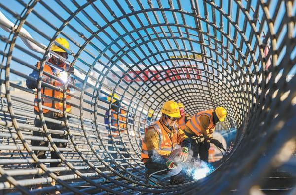 1月28日,副中心樞紐項目施工現場,工人們正在焊接逆作樁鋼筋籠。 1月28日,副中心樞紐項目施工現場,工人們正在焊接逆作樁鋼筋籠。