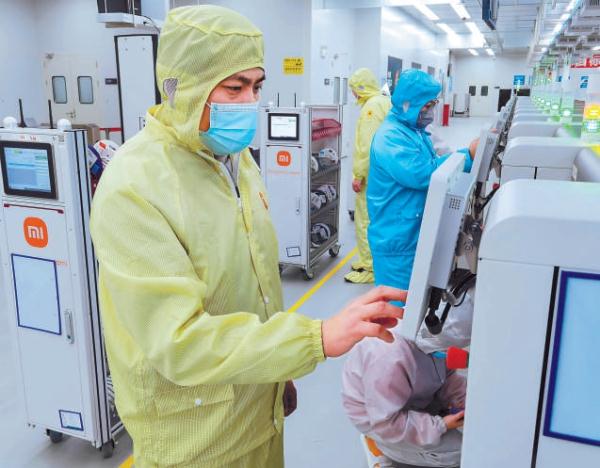 1月28日,小米智慧工廠的工作人員正緊張有序地工作。 1月28日,小米智慧工廠的工作人員正緊張有序地工作。