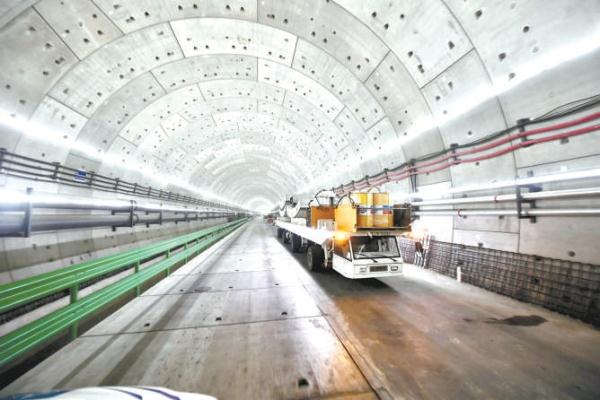 東六環隧道中，專用車輛正在運輸盾構機所用的設備。