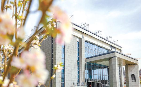 城市副中心規劃展覽館外幕墻已經鋪設完成,項目預計2023年10月竣工。 城市副中心規劃展覽館外幕墻已經鋪設完成,項目預計2023年10月竣工。