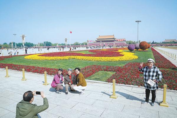 天安門廣場兩側綠地花卉佈置工作近日完工,花壇將以嶄新面貌迎接“五一”假期的游客。 天安門廣場兩側綠地花卉佈置工作近日完工,花壇將以嶄新面貌迎接“五一”假期的游客。