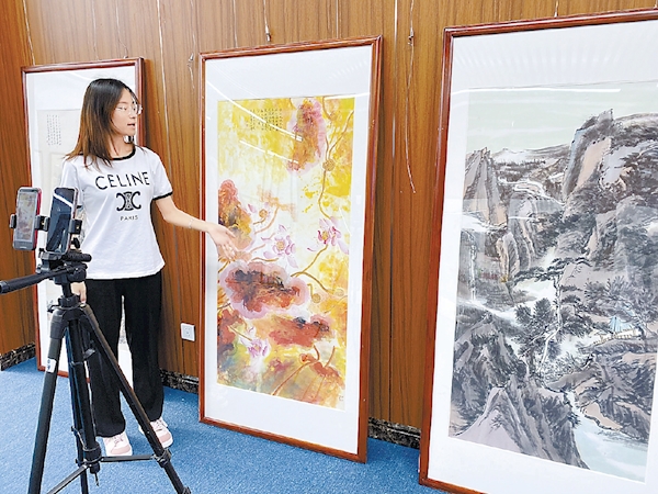 主播正在惜客文化創意基地內直播賣畫。 主播正在惜客文化創意基地內直播賣畫。