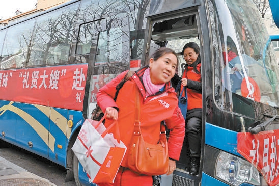 2月19日下午,北京市首趟“點對點”返京復工專車順利抵京。 2月19日下午,北京市首趟“點對點”返京復工專車順利抵京。