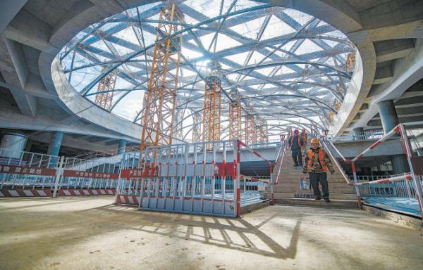 副中心站樞紐未來將形成集城際鐵路、城市軌道交通、接駁場站、公共服務空間、市政配套設施等功能于一體的“站城融合”城市綜合體。 副中心站樞紐未來將形成集城際鐵路、城市軌道交通、接駁場站、公共服務空間、市政配套設施等功能于一體的“站城融合”城市綜合體。