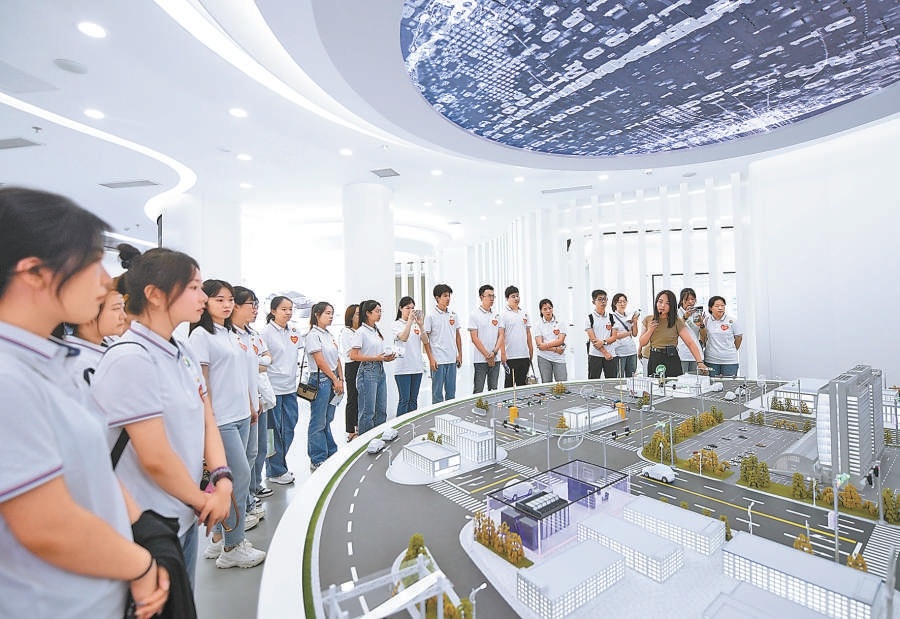 北京高校大學生參加“‘京’彩文化 青春綻放”行動計劃,走進北京市高級別自動駕駛示範區創新運營中心,感受新時代首都建設發展成果。 北京高校大學生參加“‘京’彩文化 青春綻放”行動計劃,走進北京市高級別自動駕駛示範區創新運營中心,感受新時代首都建設發展成果。