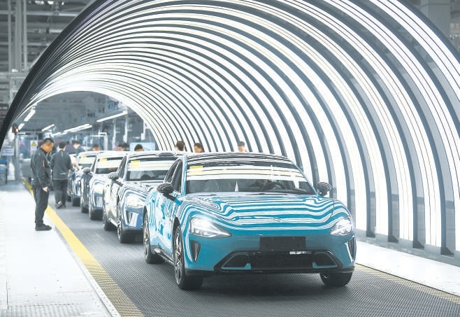 北京製造業加速數字化轉型,作為“北京智造”的代表,小米汽車工廠的關鍵工藝100%自動化,引入超過700個機器人。圖為小米汽車工廠總裝車間內,車輛正在進行下線前的檢測。 北京製造業加速數字化轉型,作為“北京智造”的代表,小米汽車工廠的關鍵工藝100%自動化,引入超過700個機器人。圖為小米汽車工廠總裝車間內,車輛正在進行下線前的檢測。