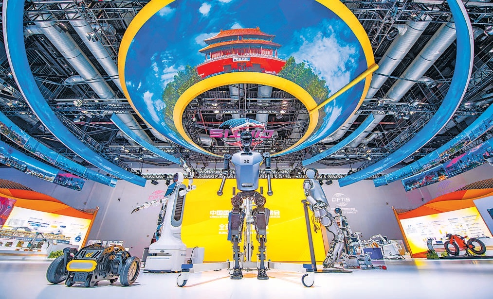 多款智慧機器人亮相2024年服貿會國家會議中心會場。 多款智慧機器人亮相2024年服貿會國家會議中心會場。