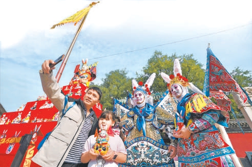 9月17日,北京民俗博物館舉辦中秋遊園會,遊客漫步在傳統節日場景中,感受中秋習俗的韻味。 9月17日,北京民俗博物館舉辦中秋遊園會,遊客漫步在傳統節日場景中,感受中秋習俗的韻味。