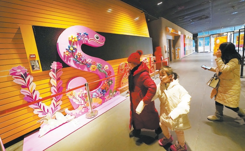 大年初三,有著六百年曆史的隆福寺,以“有福·隆福新春藝術節”和新隆福人民市場新春市集,吸引市民、遊客前來打卡。 大年初三,有著六百年曆史的隆福寺,以“有福·隆福新春藝術節”和新隆福人民市場新春市集,吸引市民、遊客前來打卡。