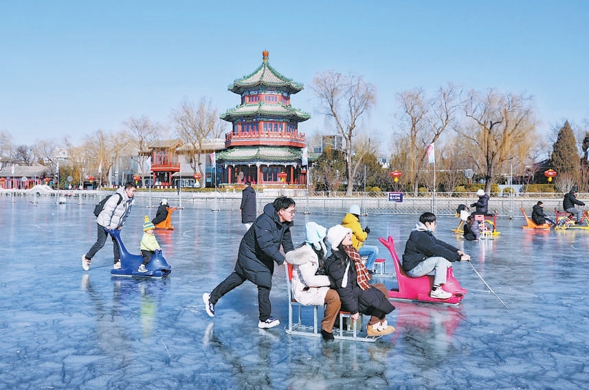 春節假期,什剎海後海冰場吸引市民、遊客盡享冰趣。 春節假期,什剎海後海冰場吸引市民、遊客盡享冰趣。