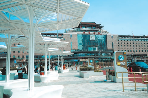 在北京西站南廣場的網約車候車區,乘客在遮陽廊架下候車。 在北京西站南廣場的網約車候車區,乘客在遮陽廊架下候車。