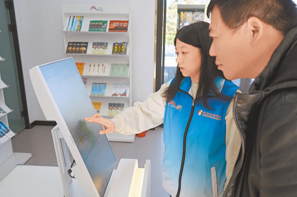 諮詢員借助智慧旅游電子地圖,為游客規劃游覽線路。 諮詢員借助智慧旅游電子地圖,為游客規劃游覽線路。