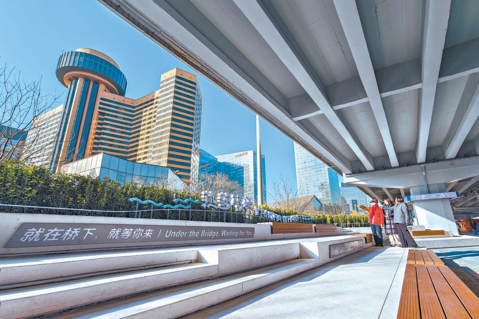 日前,朝陽區燕莎橋橋下空間整治提升工程全面完工,通過打造線性景觀帶,將單一交通空間轉變為“可觀景、可活動、可休憩”的複合型濱水公共空間。 日前,朝陽區燕莎橋橋下空間整治提升工程全面完工,通過打造線性景觀帶,將單一交通空間轉變為“可觀景、可活動、可休憩”的複合型濱水公共空間。