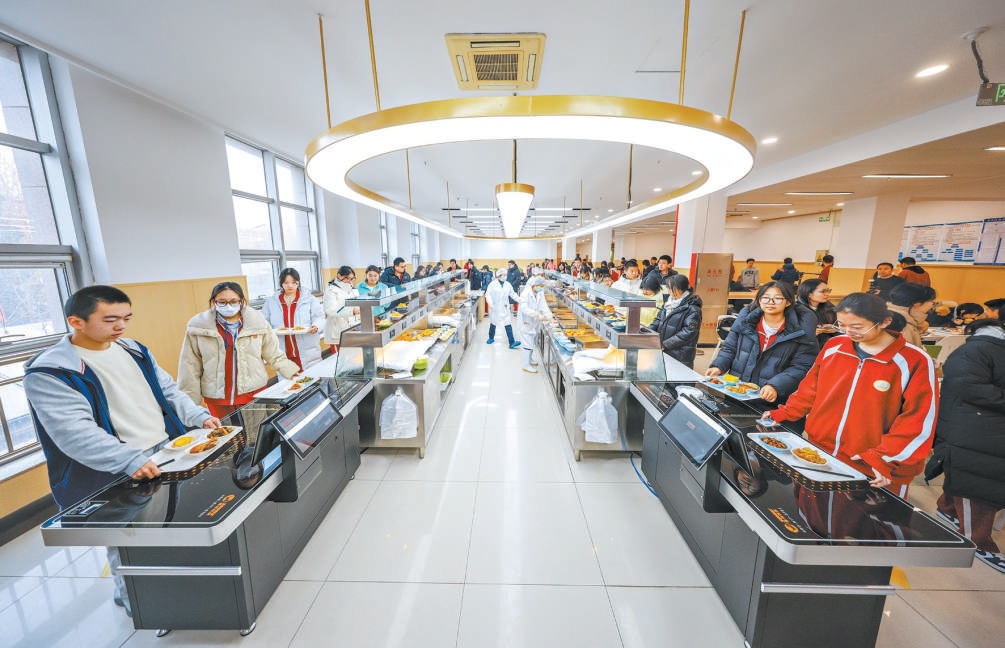 平谷中學食堂配備AI圖像識別智慧結算臺,實現秒級無感支付。 平谷中學食堂配備AI圖像識別智慧結算臺,實現秒級無感支付。