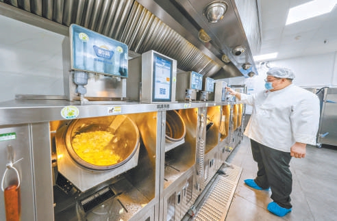 平谷中學食堂後廚採用“凈菜+炒菜機器人”模式,一人便可操作多台機器。 平谷中學食堂後廚採用“凈菜+炒菜機器人”模式,一人便可操作多台機器。