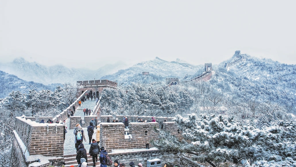 新年初雪,八達嶺長城景區呈現出北國風光“冰封雪飄”的壯美畫卷,吸引市民遊客前來觀賞。 新年初雪,八達嶺長城景區呈現出北國風光“冰封雪飄”的壯美畫卷,吸引市民遊客前來觀賞。