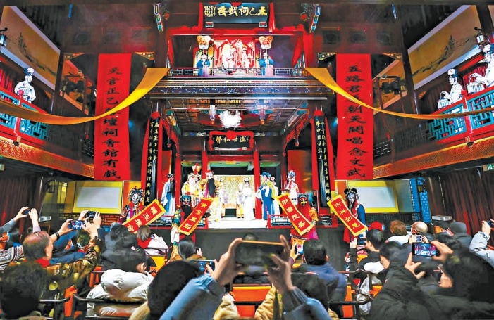 春節期間,沉浸式崑曲《天官賜福》在正乙祠戲樓上演。 春節期間,沉浸式崑曲《天官賜福》在正乙祠戲樓上演。