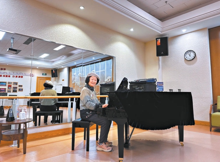 香河大愛城養老中心內,北京退休老人江阿姨正在彈鋼琴。 香河大愛城養老中心內,北京退休老人江阿姨正在彈鋼琴。