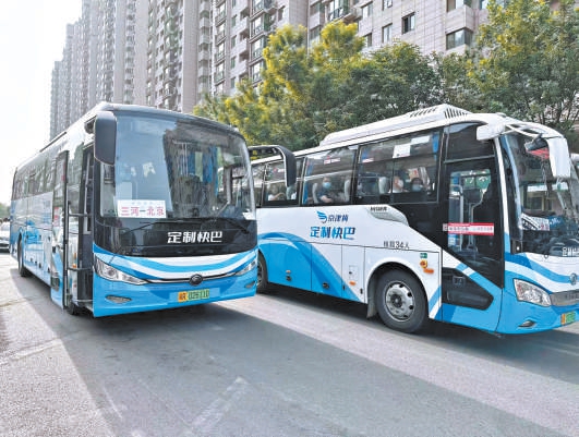 在三河市燕郊,乘客乘坐開往北京方向的京津冀定制快巴。 在三河市燕郊,乘客乘坐開往北京方向的京津冀定制快巴。