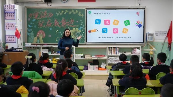 憲法宣傳週期間,海澱區曙光街道司法所開展“憲法就在我身邊”普法講座 憲法宣傳週期間,海澱區曙光街道司法所開展“憲法就在我身邊”普法講座