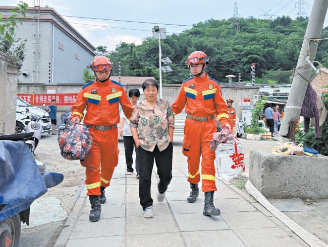 北京消防發佈戰備命令 1.6萬名指戰員全面進入臨戰狀態 200人昨晚提前進駐4個重點山區 北京消防發佈戰備命令 1.6萬名指戰員全面進入臨戰狀態 200人昨晚提前進駐4個重點山區