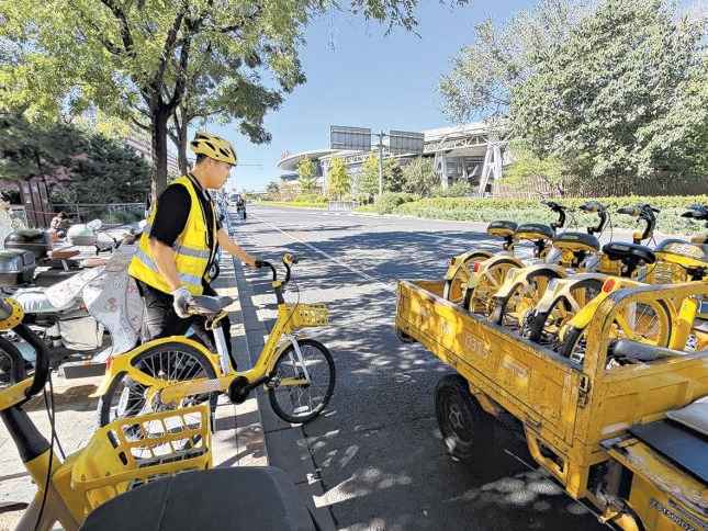文立剛將共用單車裝車。 文立剛將共用單車裝車。