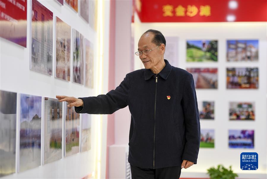謝興昌在“山海小院”展覽館裏講述閩寧鎮近年來的發展變化（2022年5月12日攝）。