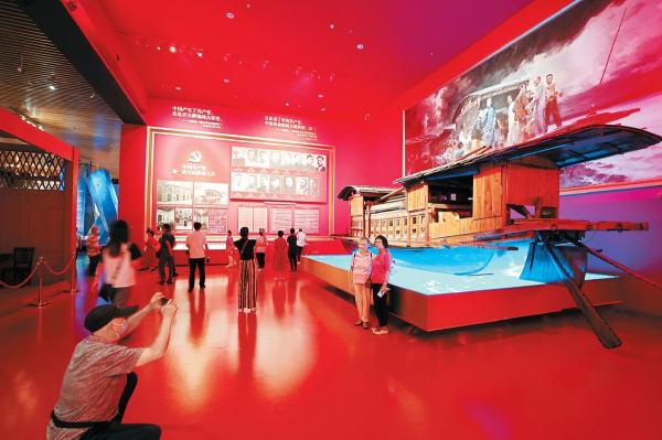 觀眾在中國共産黨歷史展覽館參觀。 觀眾在中國共産黨歷史展覽館參觀。