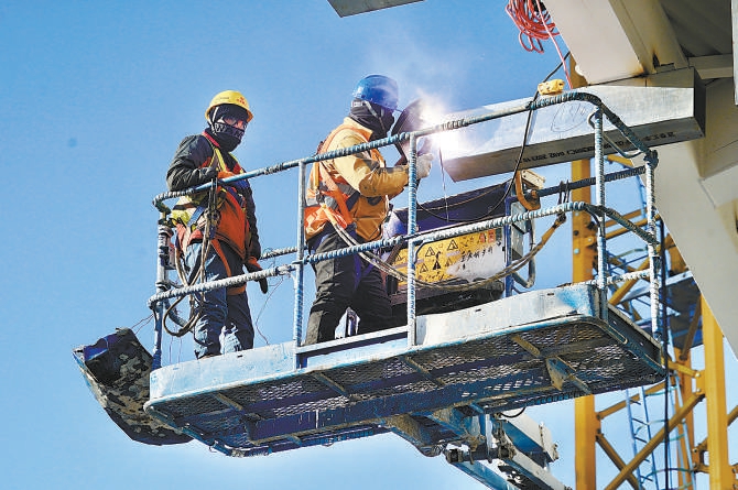 施工人員冒着嚴寒堅守在朝陽站綜合交通樞紐建設崗位上,保障重點工程順利推進。 施工人員冒着嚴寒堅守在朝陽站綜合交通樞紐建設崗位上,保障重點工程順利推進。