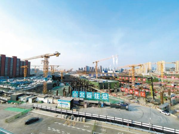 俯瞰城市副中心站施工現場,一座座塔吊鱗次櫛比,正忙不停地運送著建築材料。 俯瞰城市副中心站施工現場,一座座塔吊鱗次櫛比,正忙不停地運送著建築材料。