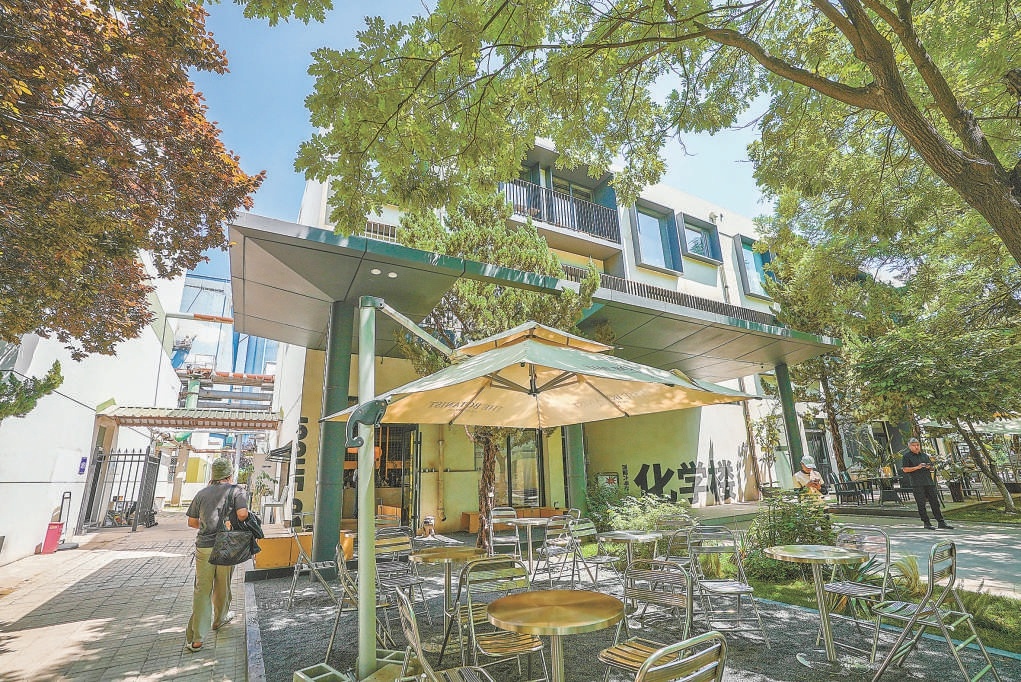 5月30日,北京熱電公司廠區改造而成的“建國路75號數字藝術園區”開園。 5月30日,北京熱電公司廠區改造而成的“建國路75號數字藝術園區”開園。