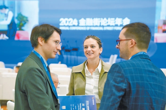 10月18日,2024金融街論壇年會開幕,圖為與會嘉賓親切交流。 10月18日,2024金融街論壇年會開幕,圖為與會嘉賓親切交流。